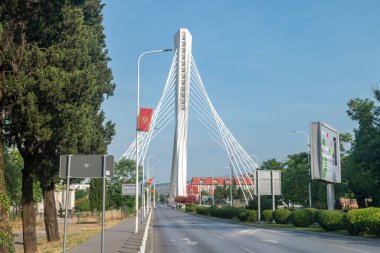 Podgorica, Karadağ - 4 Haziran 2022: Moraca Nehri üzerindeki kablo destekli Milenyum Köprüsü.
