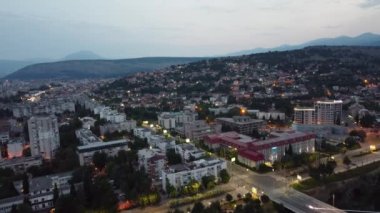 Podgorica, Karadağ - 4 Haziran 2022: Podgorica binalarının hava manzarası sabahın erken saatlerinde.