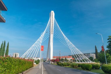 Podgorica, Karadağ - 4 Haziran 2022: Moraca Nehri üzerindeki kablo destekli Milenyum Köprüsü.