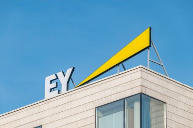 Podgorica, Karadağ - 4 Haziran 2022: Ernst ve Young or EY logosu.