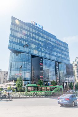 Tiran, Arnavutluk - 4 Haziran 2022: Tiran Ring Center, Tiran şehir merkezindeki Shope alışveriş merkezi.