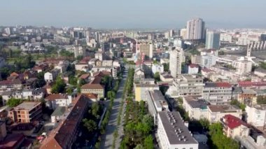 Priştine, Kosova - 5 Haziran 2022: Priştine şehir merkezine hava manzarası yükseliyor.