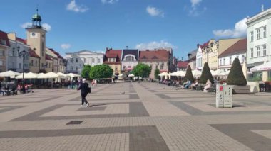 Rybnik, Polonya - 30 Mayıs 2022: Rybnik Pazar Meydanı güneşli bir günde.