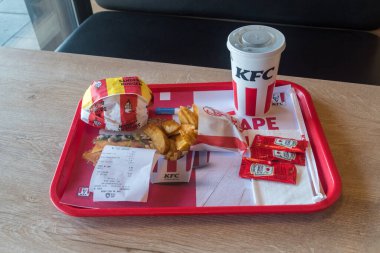 Priştine, Kosova - 5 Haziran 2022: Baharatlı Sander Burger, Patates Dondurması ve Pepsi ile KFC menüsü.