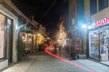 Prizren, Kosova - 4 Haziran 2022: Eski Prizren kasabasındaki kaldırım taşı kaldırımı.