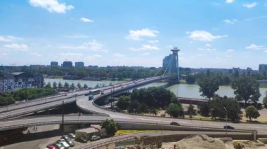 Bratislava, Slovakya - 31 Mayıs 2022: Slovakya Ulusal Ayaklanması Köprüsü 'nde trafik.