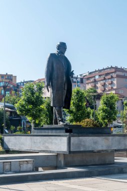 Priştine, Kosova - 5 Haziran 2022: İbrahim Rugova Heykeli.