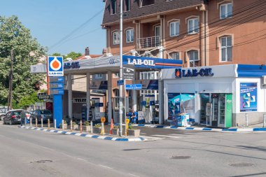 Priştine, Kosova - 5 Haziran 2022: Lab-Oil benzin istasyonu.