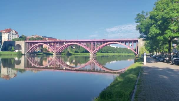 2022年6月2日 スロベニアのマリボル 英語版 メイン橋 グラヴニ橋 または旧橋 スロベニア語 Stari Most がマリボルのドラヴァ川を渡る — ストック動画