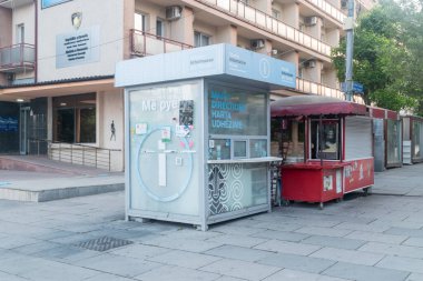 Priştine, Kosova - 5 Haziran 2022: Priştine 'de turizm bilgi kiosku.