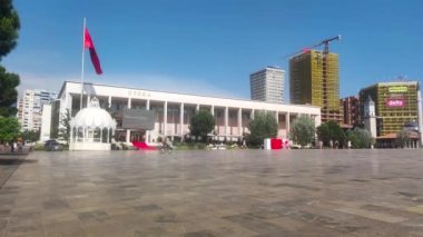 Podgorica, Karadağ - 4 Haziran 2022: Skanderbeg Meydanı ve Ulusal Arnavutluk Opera ve Bale Tiyatrosu.
