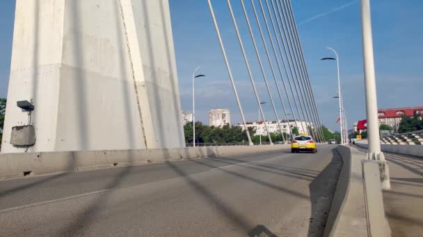 Skopje Nordmakedonien Juni 2022 Verkehr Auf Der Millenniumsbrücke Über Den — Stockvideo