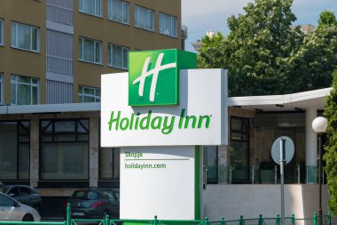 Üsküp, Kuzey Makedonya - 5 Haziran 2022: Holiday Inn logosu. Holiday Inn, Atlanta merkezli bir Amerikan otel zinciri..