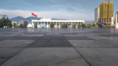 Podgorica, Karadağ - 4 Haziran 2022: Arnavutluk Ulusal Opera ve Bale Tiyatrosu ile Skanderbeg Meydanı