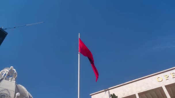Tirana Albania June 2022 National Flag Albania Waving Blue Sky — Vídeo de stock