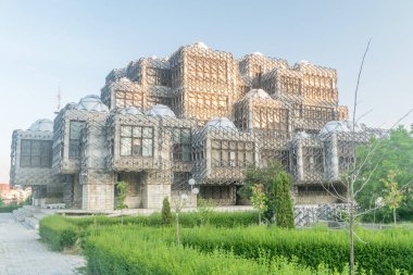 Priştine, Kosova - 5 Haziran 2022: Kosova Ulusal Kütüphanesi. Kosova 'nın en yüksek kütüphanesi.