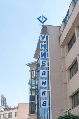 Üsküp, Kuzey Makedonya - 5 Haziran 2022: Unibank, Univerzalna Investiciona Banka 'nın logosu ve imzası.