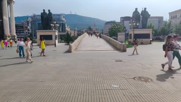 Skopje North Macedonia June 2022 Stone Bridge Vardar River Capital — стоковое видео