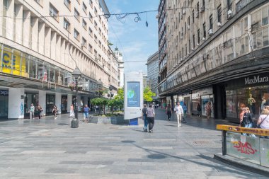 Belgrad, Sırbistan - 7 Haziran 2022: Knez Mihailova Caddesi. Sırbistan 'ın başkentinde ana yaya ve alışveriş caddesi.