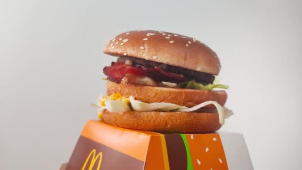 Прущаговский Польша Июля 2022 Года Сэндвич Mcdonald Big Mac Blt — стоковое видео