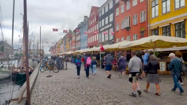 Копенгаген Данія Липня 2022 Славетний Променад Нюхавном Його Барвистими Будинками — стокове відео