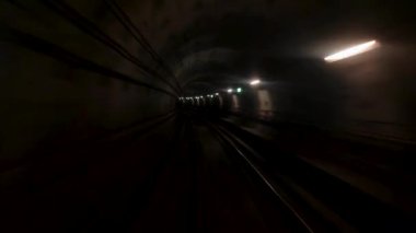 POV metro treniyle yeraltı tüneli kullanıyor..