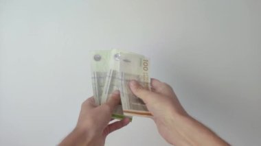 Eller Danimarka kronu sayıyor. Man DKK faturaları. Nakit parayı kontrol ediyorum..