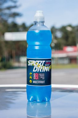 Malacky, Slovakya - 31 Mayıs 2022: Bir şişe izotonik spor içeceği.