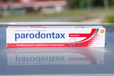 Malacky, Slovakya - 31 Mayıs 2022: Parodontax klasik diş macunu.