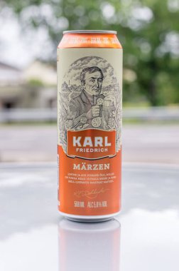 Uulu, Estonya - 19 Haziran 2022: Bir imparatorluk birasıyla Karl Marzen 'in kutusu.