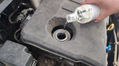 Pruszcz Gdanski, Polonya - 15 Eylül 2022: Yağ değiştirmeden önce etkili temizlik motoru için Shell motor floşu dökülüyor.