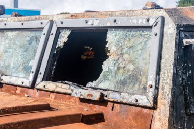 Gdansk, Polonya - 31 Ağustos 2022: Rusya 'dan Rus ordusuna ait Tigr GAZ-2975 (Rus askeri aracı) enkazının camı sizin ve bizim özgürlüğümüz için sergilenen Ukrayna savaşı.