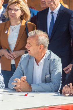 Gdansk, Polonya - 31 Ağustos 2022: Slawomir Broniarz Ağustos Anlaşmalarının 42. yıldönümünde Yuvarlak Öz İdare Masasında.