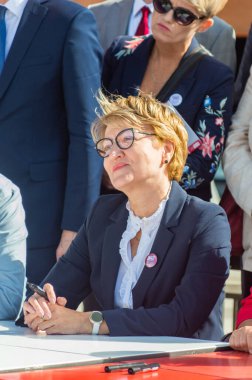 Gdansk, Polonya - 31 Ağustos 2022: Elzbieta Anna Polak Ağustos Anlaşmalarının 42. yıldönümünde Yuvarlak Özyönetim Masasında.