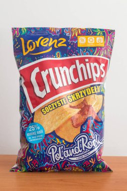 Pruszcz Gdanski, Polonya - 24 Ağustos 2022: Lorenz Crunchips sulu tavuk kanadı tadı.