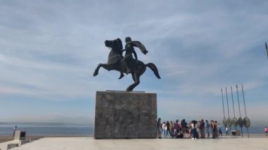 Selanik, Yunanistan - 29 Eylül 2022: Büyük İskender 'in Binicilik heykeli. Macedon 'lu III. Alexander antik Yunan krallığı Macedon' un kralıydı..