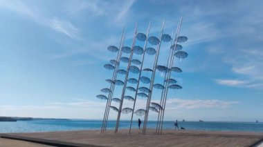 Selanik, Yunanistan - 29 Eylül 2022: George Zongolopoulos 'un şemsiye heykeli.