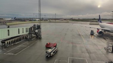 Kopenhag, Danimarka - 28 Eylül 2022 Kopenhag havaalanı önlüğü.