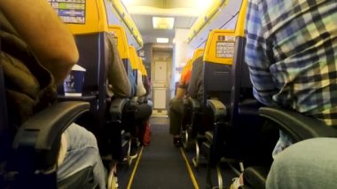 Kopenhag, Danimarka - 28 Eylül 2022: Ryanair yolcu uçağının içi. Uçaktaki koltuklar arasındaki sırayı göster.