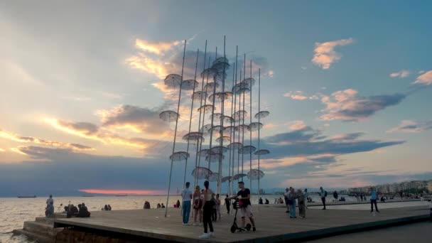 Thessaloniki Grekland September 2022 Paraplyskulptur George Zongolopoulos Vid Solnedgången — Stockvideo