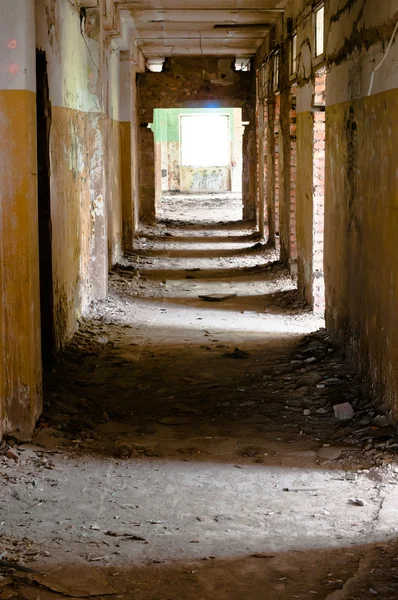Antiguo y abandonado corredor — Foto de Stock