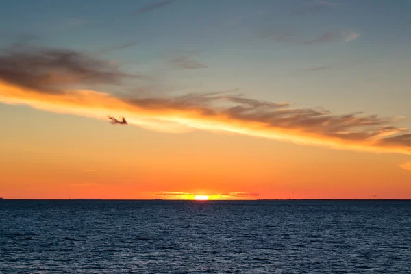 Krásný západ slunce s cloud jako čára — Stock fotografie