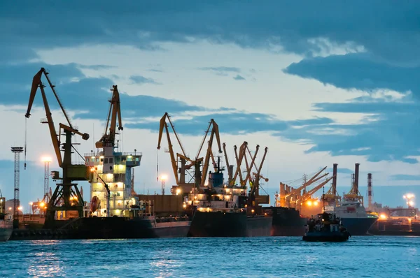 Shipyard with ships at dusk time — Stock Photo, Image