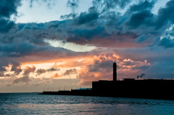 A gyönyörű cloudscape gyári sziluett — Stock Fotó