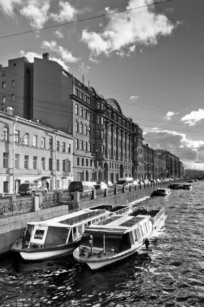 Boats parking in city channel — Stock Photo, Image