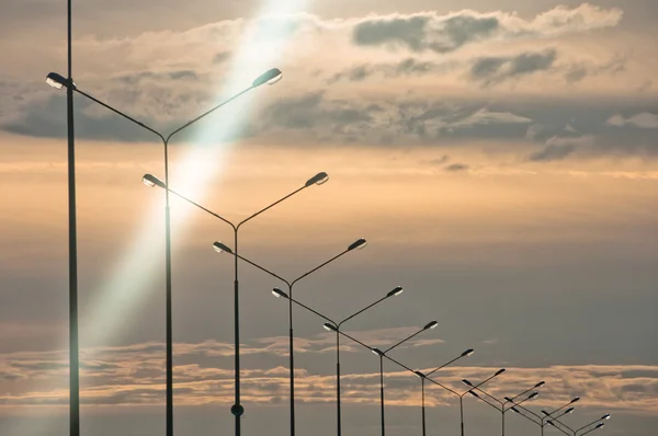 Rangée de lampadaires au crépuscule — Photo