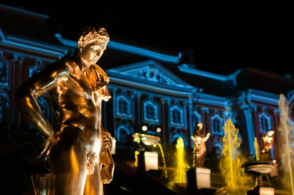 Scultura con palazzo sullo sfondo Immagine Stock