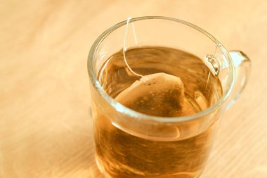 Cam bardakta çay poşeti ile lezzetli çay.