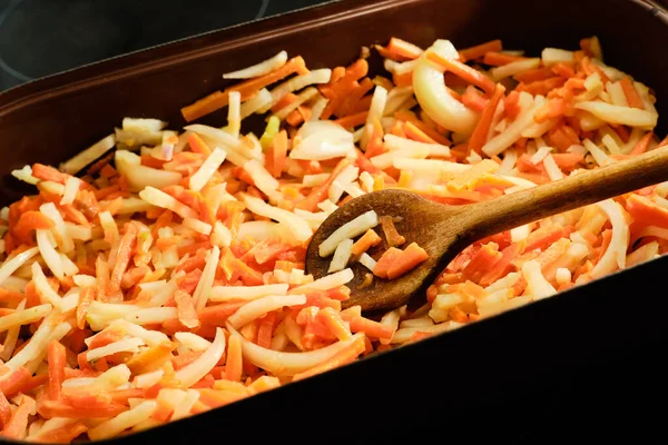 Gemüse Unter Rühren Mit Holzlöffel Auf Kochpfanne Zubereiten — Stockfoto