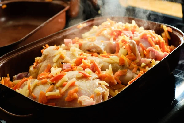 그레이비 남비에 야채를 고기를 요리하는 — 스톡 사진